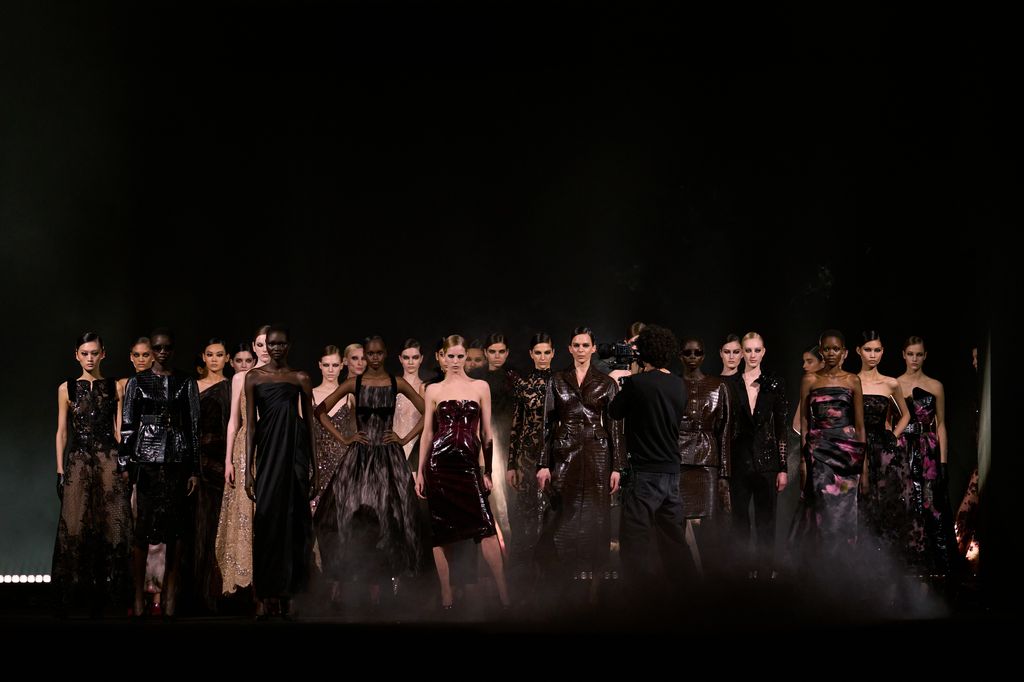 La mujer Saab se traslada al Nueva York de los 90: Elie Saab rinde homenaje a la sofisticación urbana de la noche en Manhattan sin perder la esencia romántica de la casa