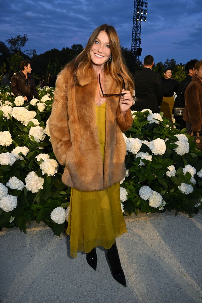 Carla Bruni, muy sonriente en el desfile de Yves Saint Laurent en París tras la condena a su marido Nicolas Sarkozy
