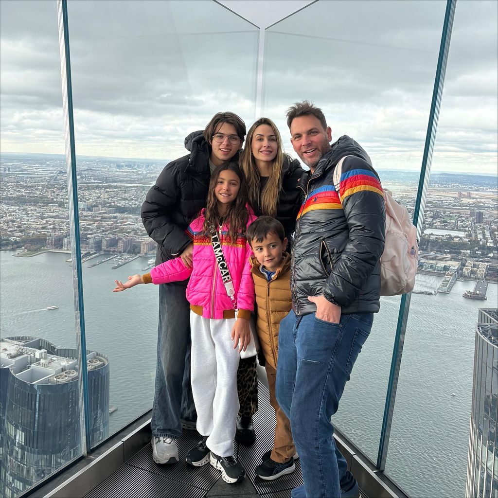 Patricio Borghetti con su esposa Odalys, sus hijos, y su primogénito Santino en Nueva York