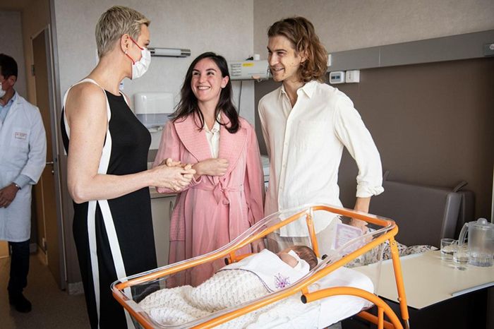 Charlene de Mónaco visita el ala de maternidad del hospital Grace