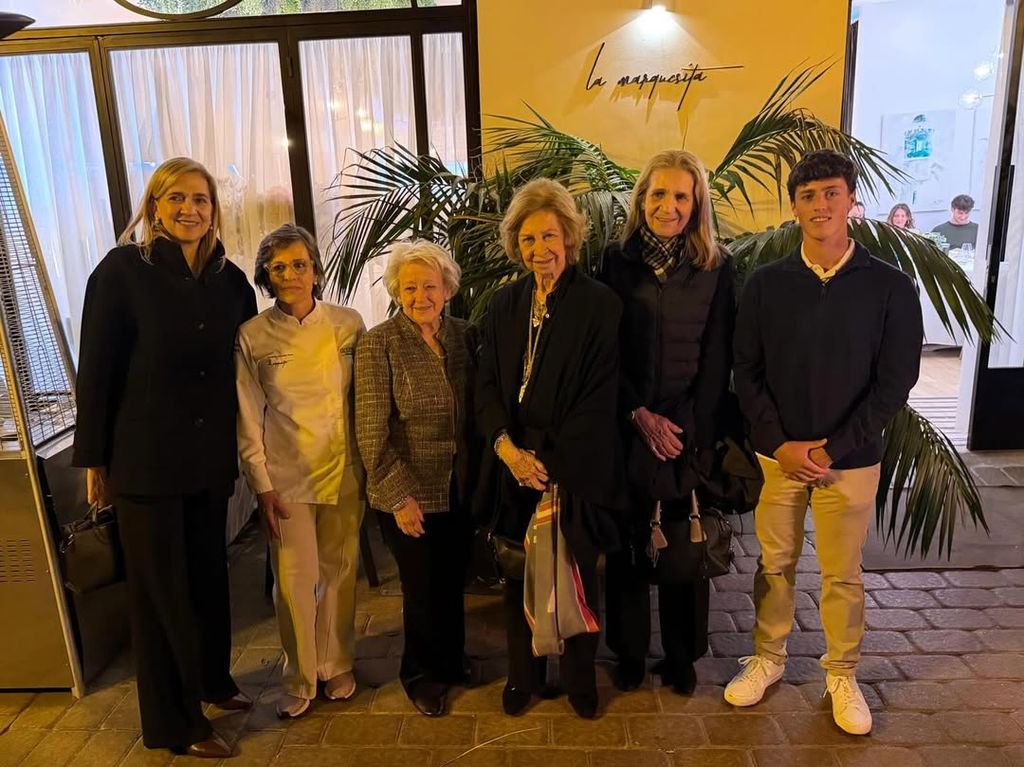 Almudena y su hija con la reina Sofía y doña Elena y doña Cristina