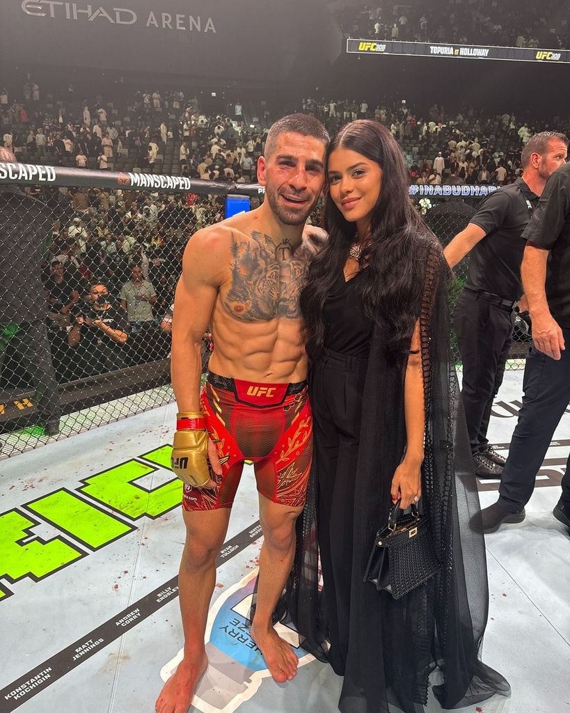 Plano entero de Ilia Topuria y Giorgina Uzcategui tras un combate