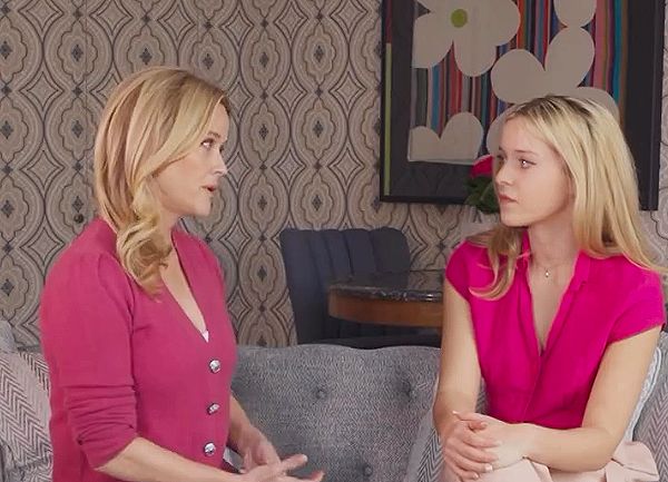 Reese Witherspoon le comunica a Lexi Minetree que es la nueva Elle Woods