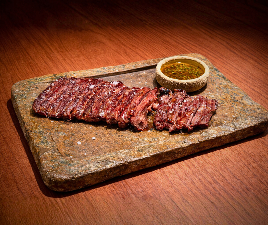 Producto de temporada, recetas con raíces y el sello de Rafa Zafra dan forma a la propuesta de Rural. En la imagen entraña al Josper con chimichurri.