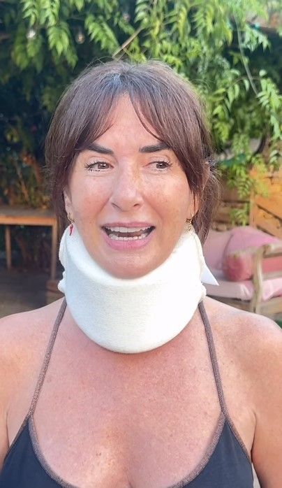 Belén López con collarín hace dos semanas contando que había sufrido un accidente de coche