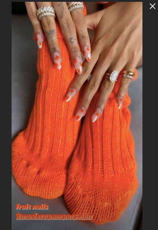 Hailey Baldwin manicura de cerezas