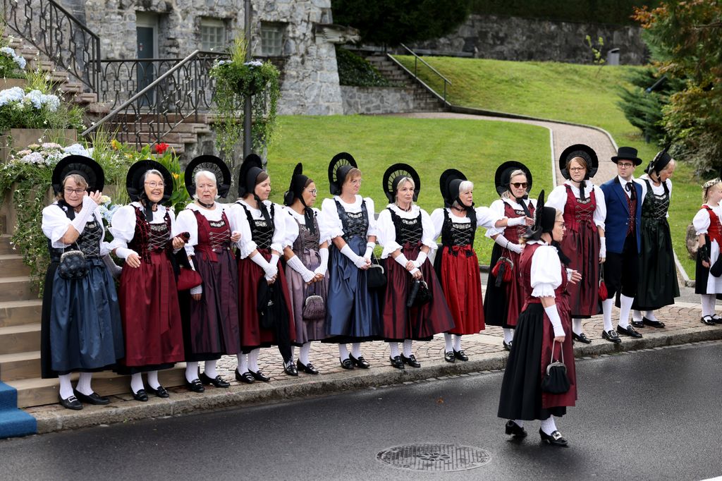Grupo de mujeres en la boda de la princesa María Carolina de Liechtenstein y Leopoldo Maduro Vollmer