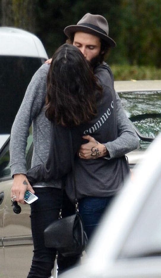 (Foto de ARCHIVO)
MACARENA GARCÍA Y LEIVA, MUY APASIONADOS EN PLENA CALLE

Europa Press Reportajes / Europa Press
PAREJA CANTANTE ACTRIZ BESOS ABRAZOS CAMISETA GRIS PANTALON NEGRO SOMBRERO
16/10/2014