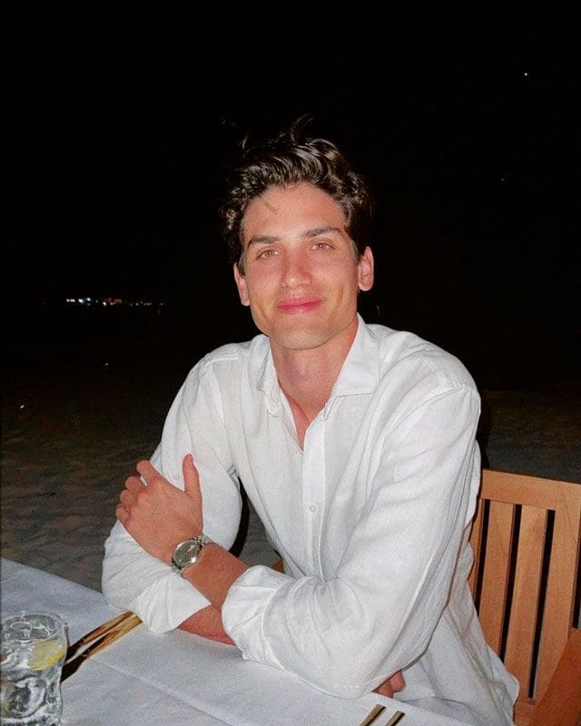 Gerard Sabe cenando vestido de blanco