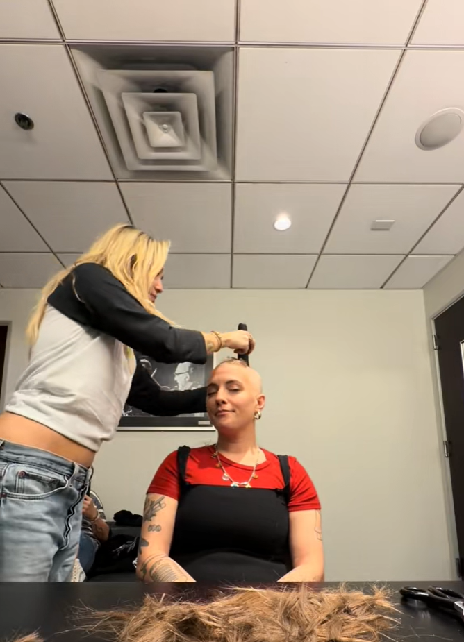 "Gracias por pedirme que hiciera esto. Es un honor para mí que me hayáis elegido para compartir este momento con vosotros, y gracias", ha dicho Miley