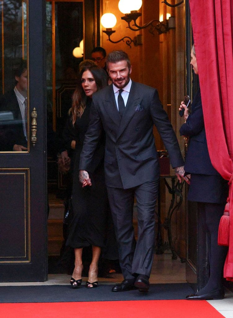 David y Victoria Beckham reaparecieron con sus hijos en Paris.