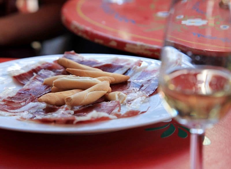 Plato de jamón y copa de manzanilla