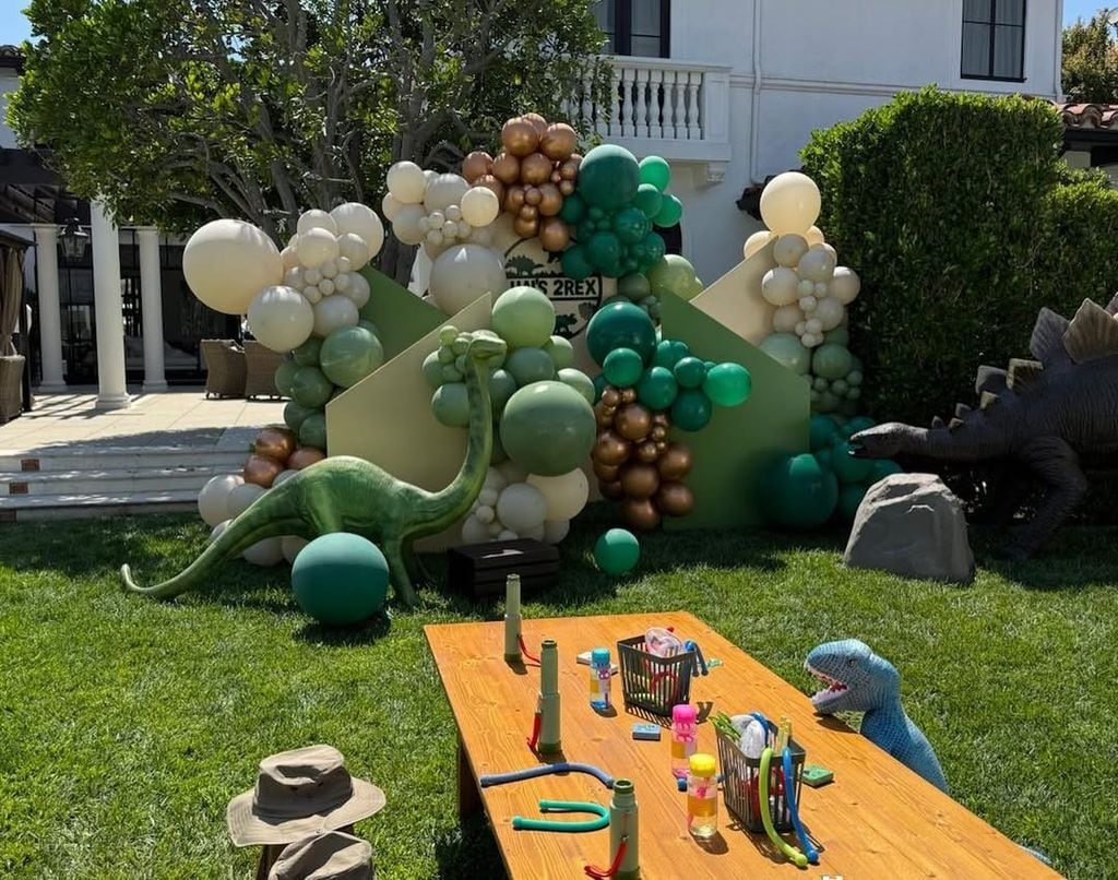 La actriz ofreció una fiesta con temática de dinosaurios.