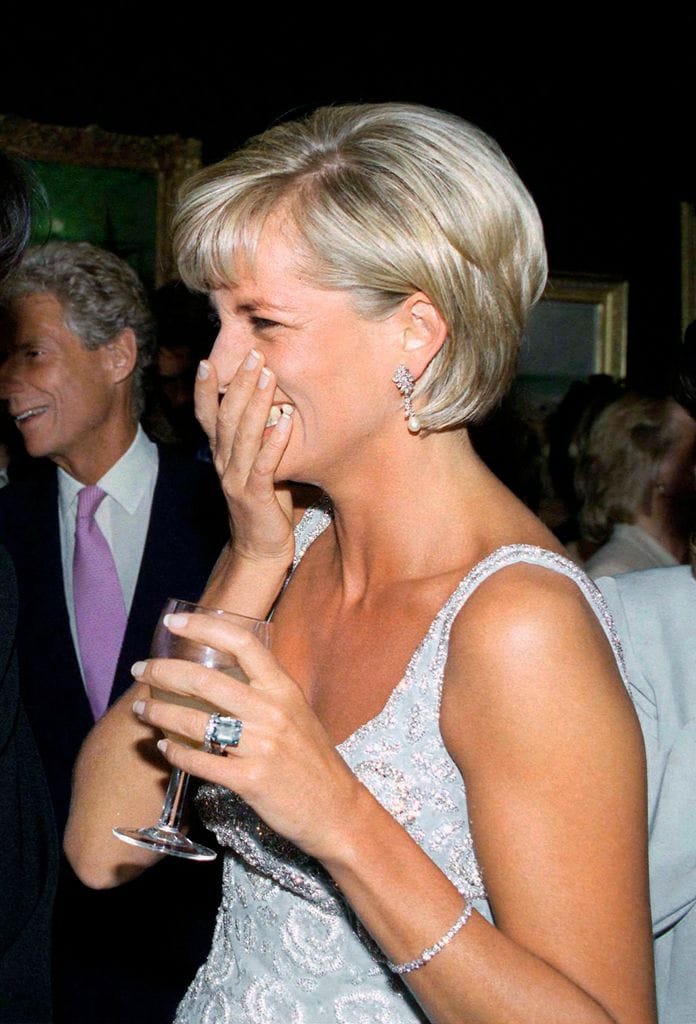  Diana de Gales en repetidas ocasiones llevó este tipo de joyas, mismas que hoy pertenecen a Kate y Meghan.