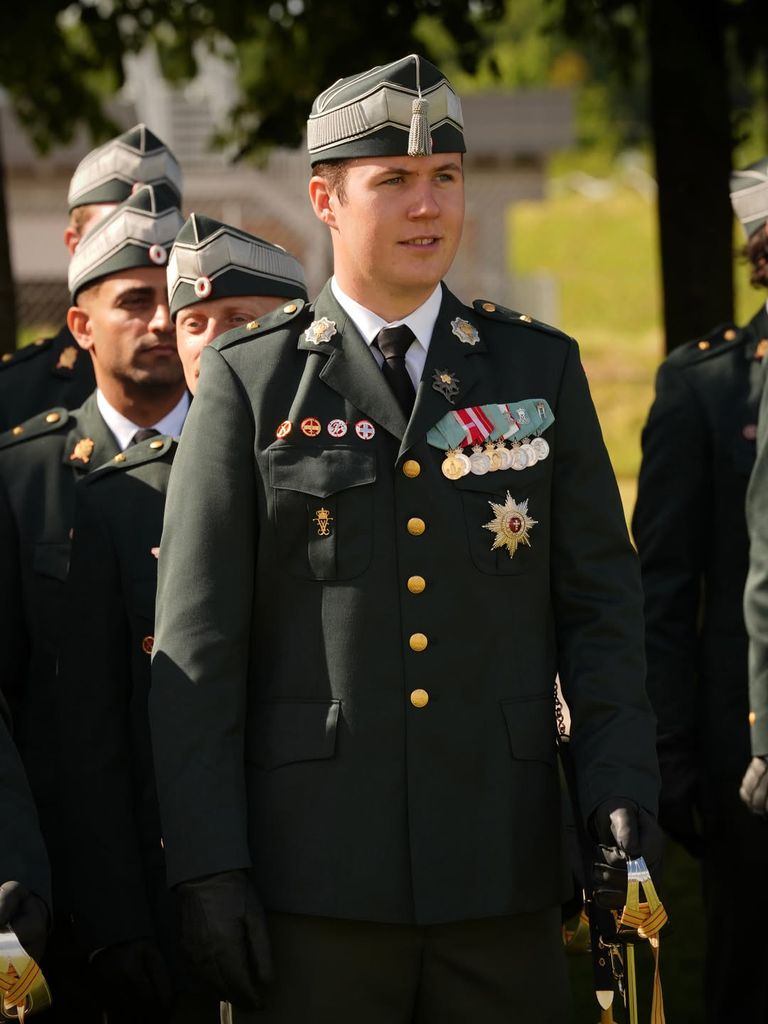 Christian de Dinamarca ha sido nombrado subteniente del Ejército danés tras completar su formación militar en la Escuela de Tenientes de Antvorskov