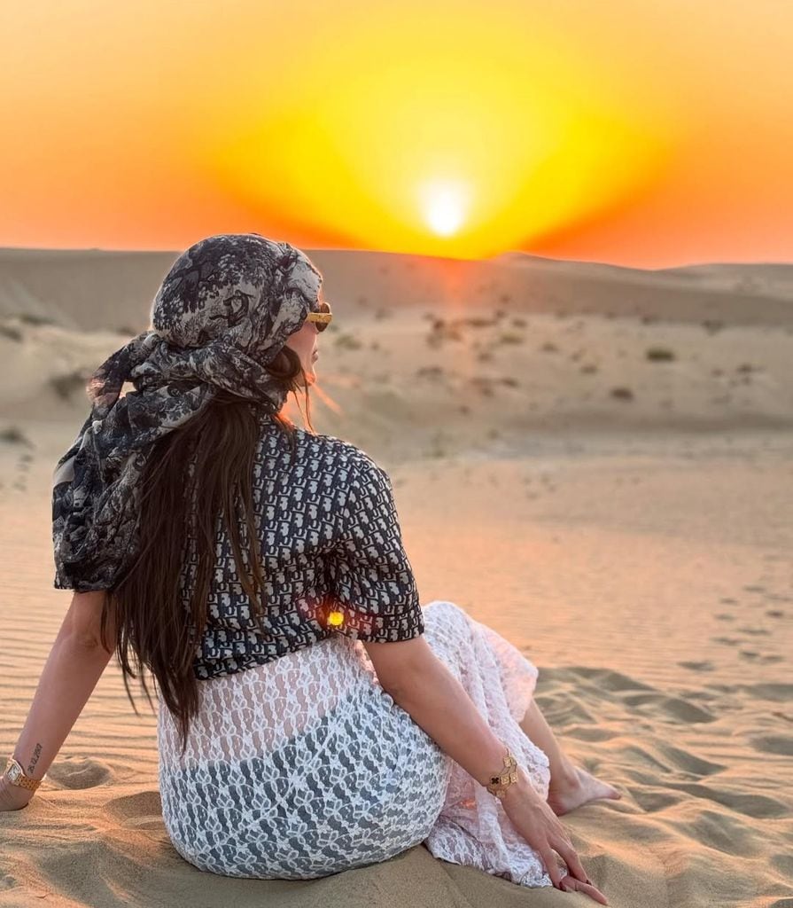 Fernanda Gómez disfrutando de la puesta de sol en Arabia Saudita.