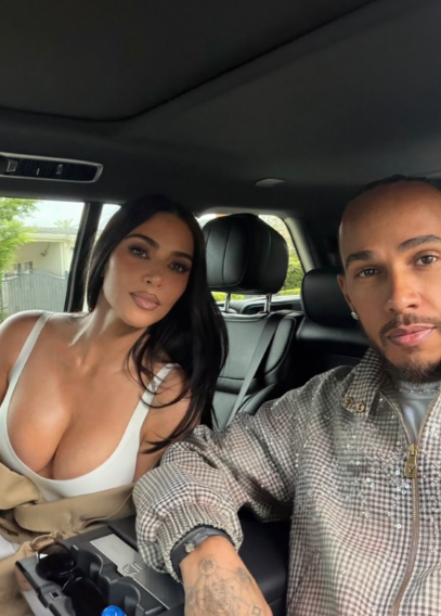 Kim Kardashhian junto al piloto Lewis Hamilton en Instagram