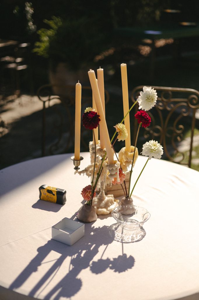 Decoración de boda con velas y flores