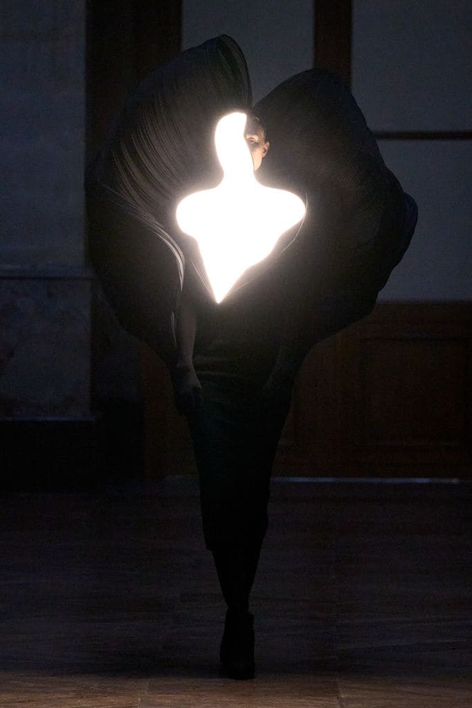 El primer look de la pasarela de Gaurav Gupta.