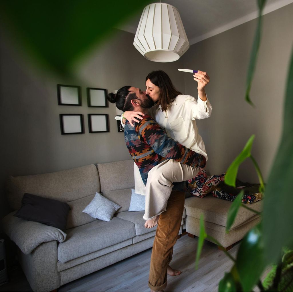 Pareja con test de embarazo