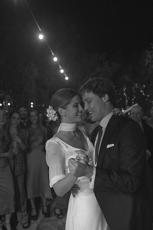Novios bailando en su boda