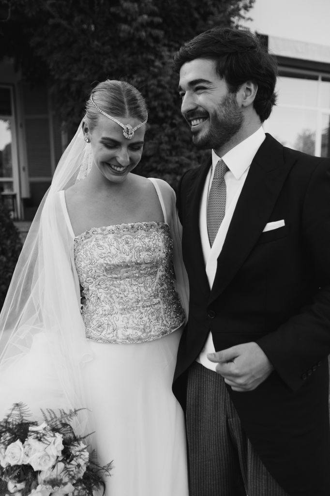 Novia viral con collar en la cabeza
