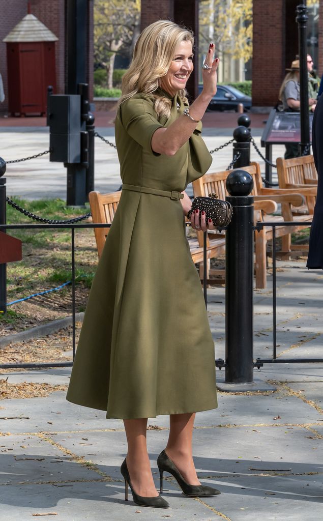 La reina de los Países Bajos eligió un vestido olivo de falda amplia con un elegante escote drapeado.