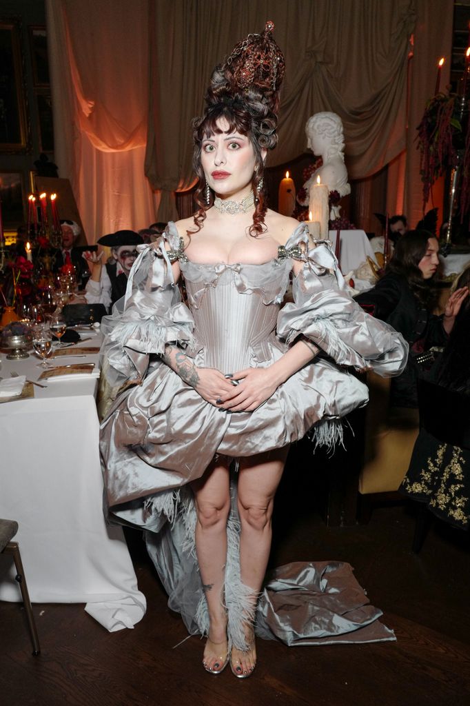  Dilara Findikoglu en el Dark Versailles Halloween Ball. 