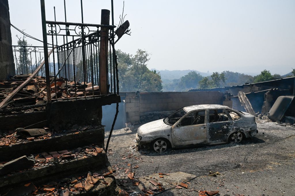 Una casa y un coche calcinados tras un incendio forestal en A Caridade, cerca de Monterrei (Ourense)