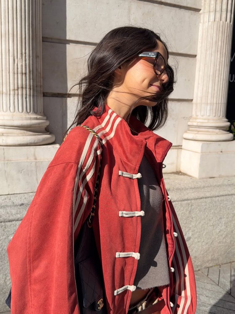 Victoria Federica con la chaqueta de estilo mandarín que es tendencia