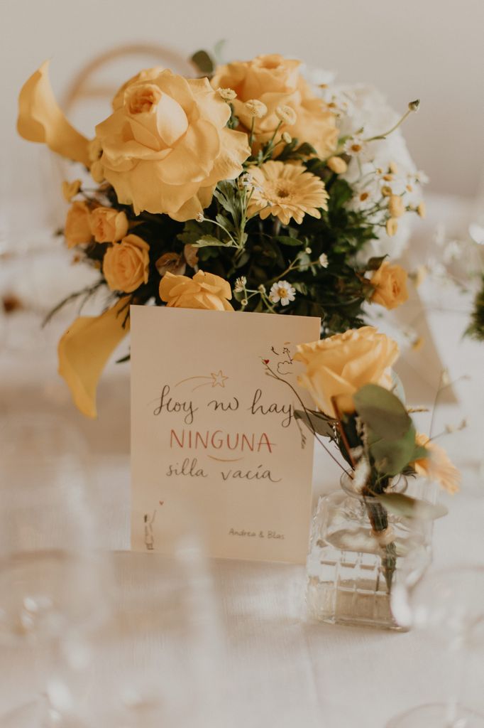 Decoración de bodas en amarillo papelería