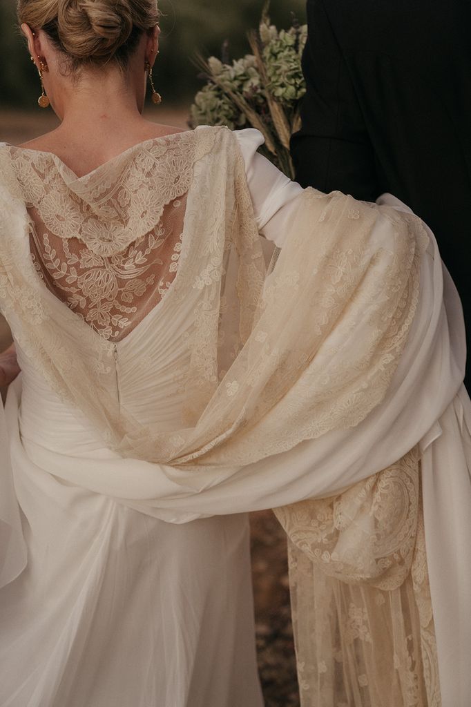 Victoria con un vestido drapeado, mangas de georgette y mantilla antigua de Fátima González