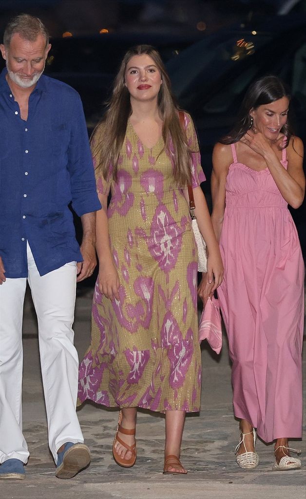 Los Reyes Felipe y Letizia, la Princesa Leonor y la Infanta SofÃ­a llegan a un restaurante donde van a cenar en familia, a 5 de agosto de 2025, en Palma de Mallorca (Islas Baleares, EspaÃ±a)