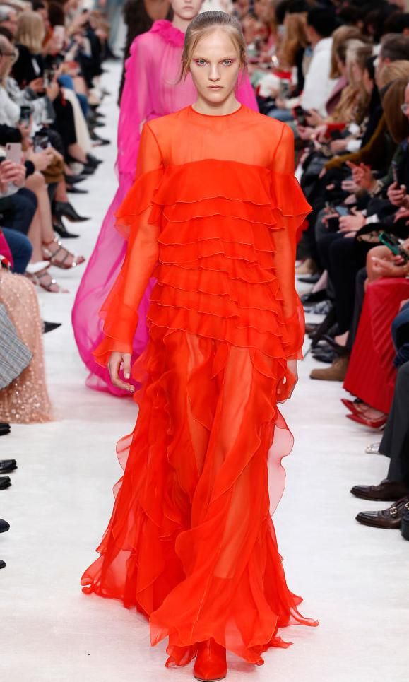 modelo con vestido rojo de valentino