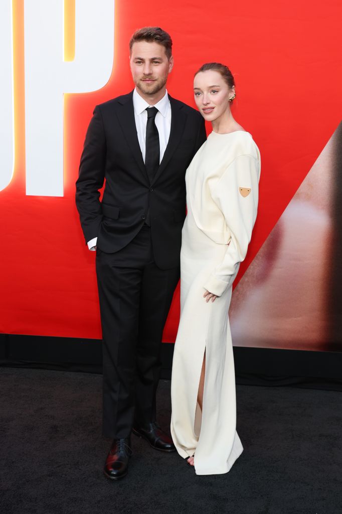 Cameron Fuller y Phoebe Dynevor asisten a la premier de "Drop" en Hollywood