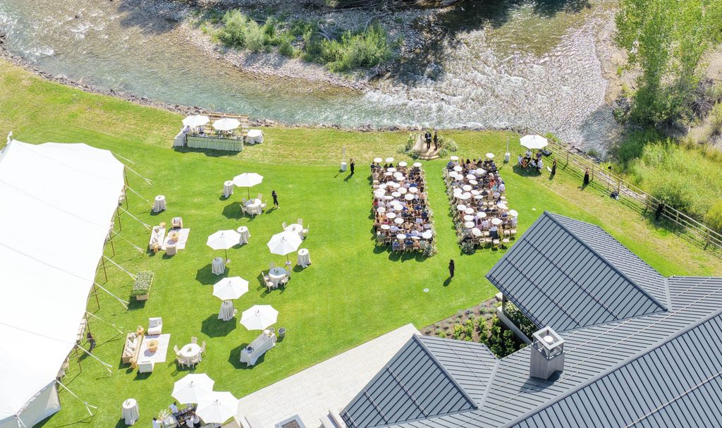 Emma Roberts y Cody John se casaron en un bello escenario natural.