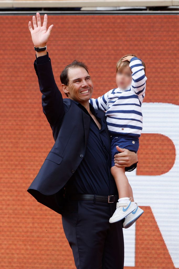 Rafael Nadal con su hijo Rafael, durante el homenaje en su honor en Roland-Garros 2025, en París, Francia. 