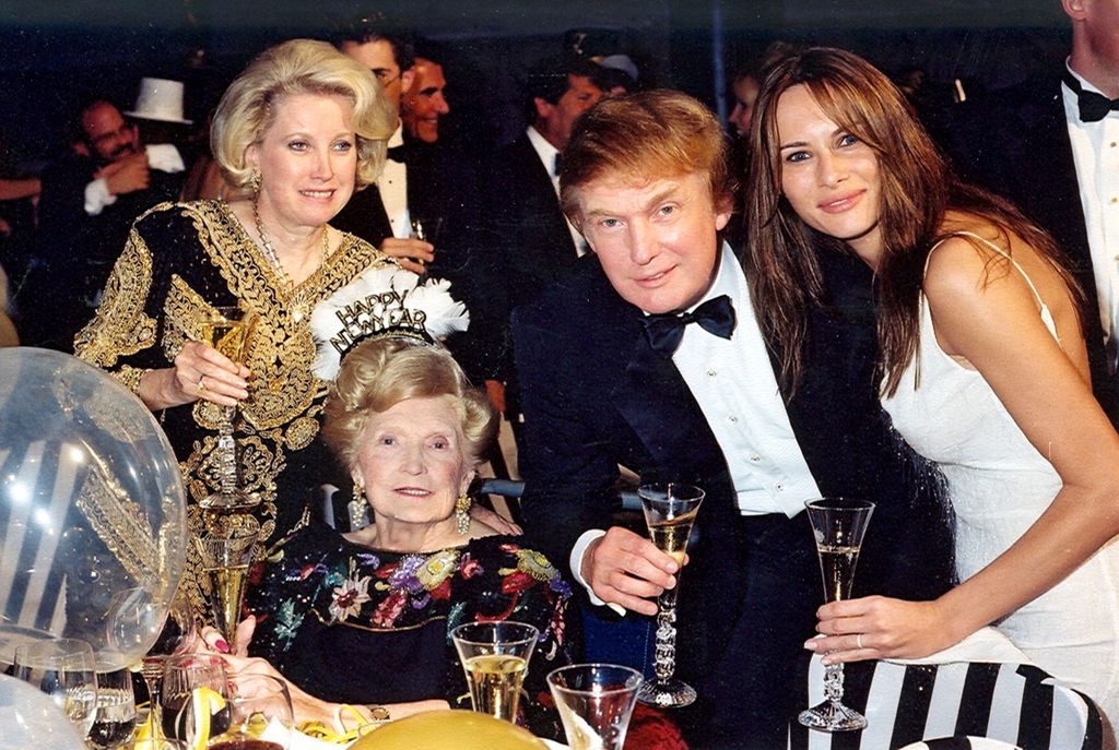 Trump con algunos integrantes de su familia en 1999, en Mar-a-Lago estate, Palm Beach, Florida. A su izquierda, su hermana Elizabeth Trump Grau, sentada a la mesa, su madre, la señora Mary Trump (1912 - 2000), Donald Trump, y Melania Trump, de soltera Knauss.
