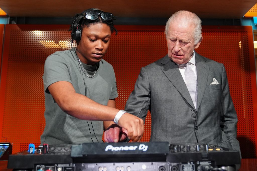 El Rey usando la mesa de mezclas como un DJ más