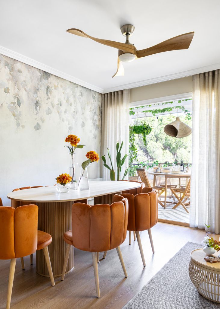 Comedor con las cortinas en foseado