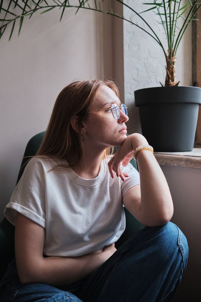 chica mirando ventana