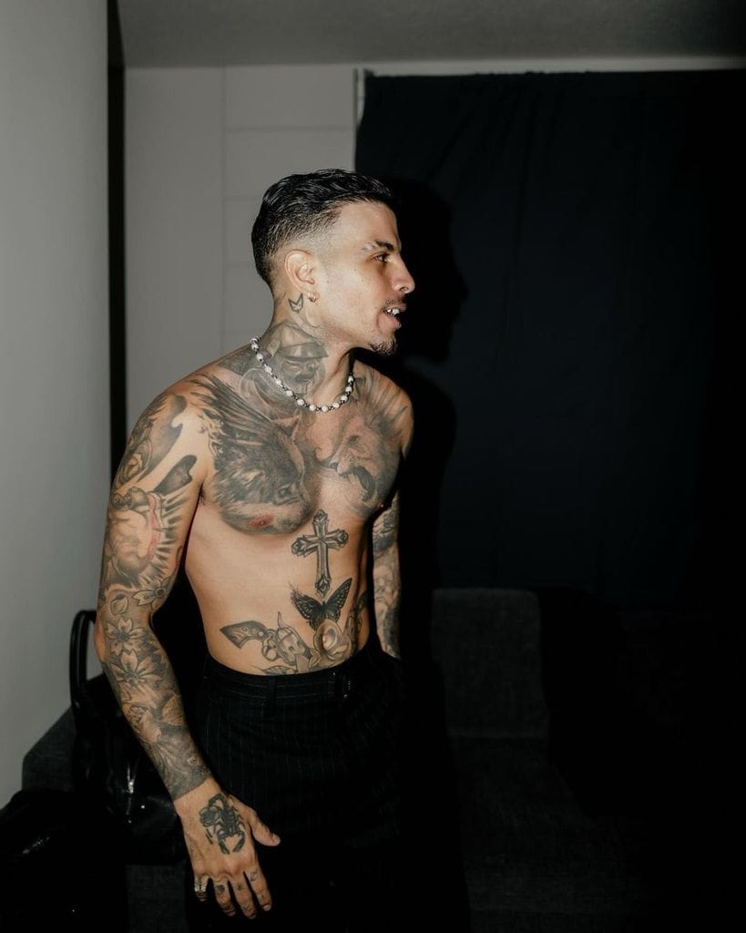 Plano medio de Rauw Alejandro posando sin camiseta
