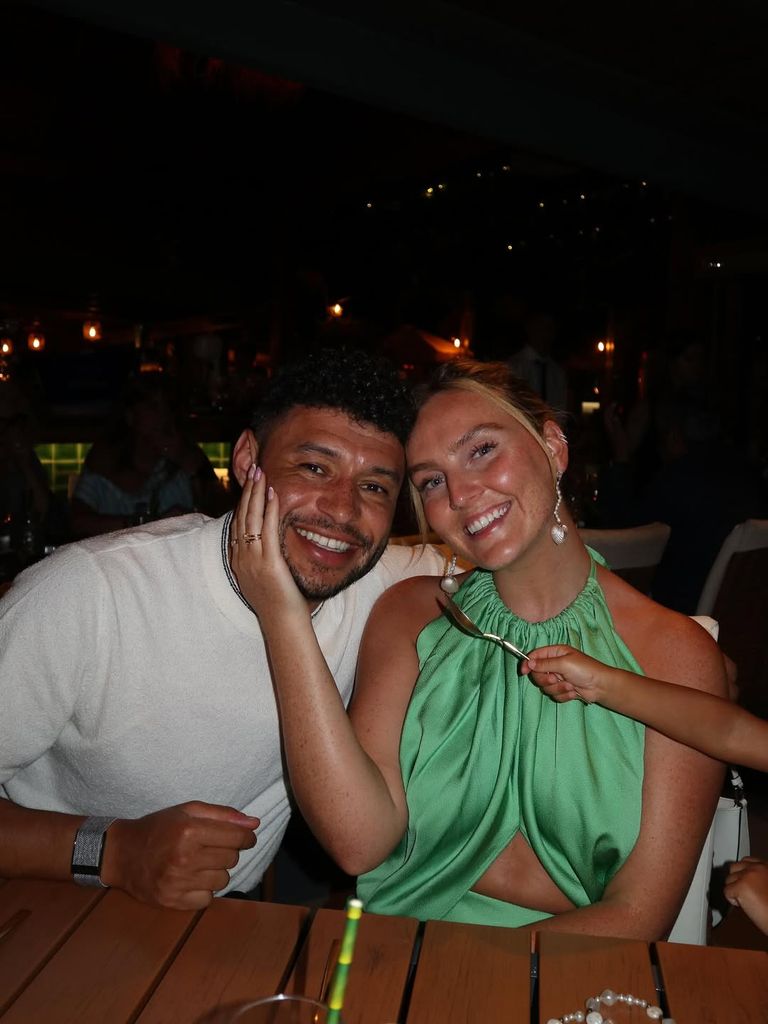 Tras 10 años juntos, la cantante y el futbolista han celebrado su enlace en Estoi