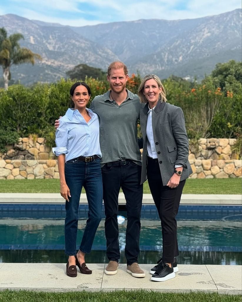 Meghan y Harry con la chef Clare Smyth, la misma que creó el menú de su boda en 2018.