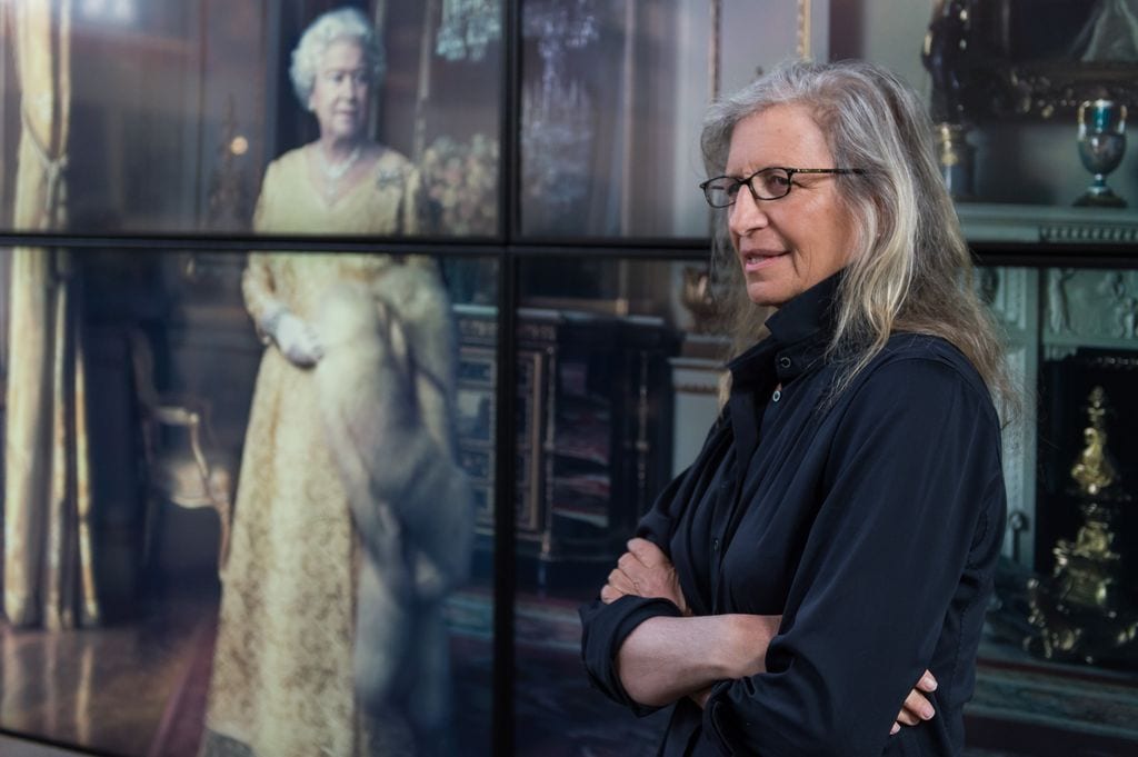 Annie Leibovitz con el retrato de la reina Isabel II en Londres, 2016.