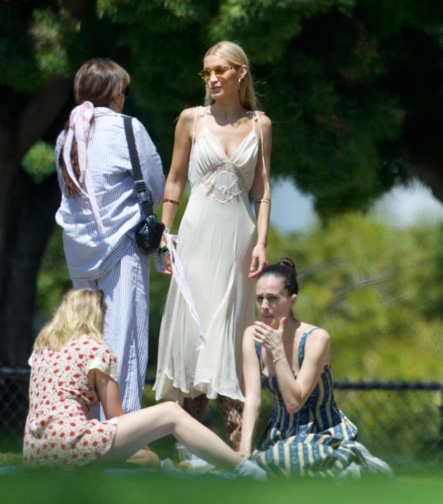 Bella Hadid con sus amigas en Los Ángeles.