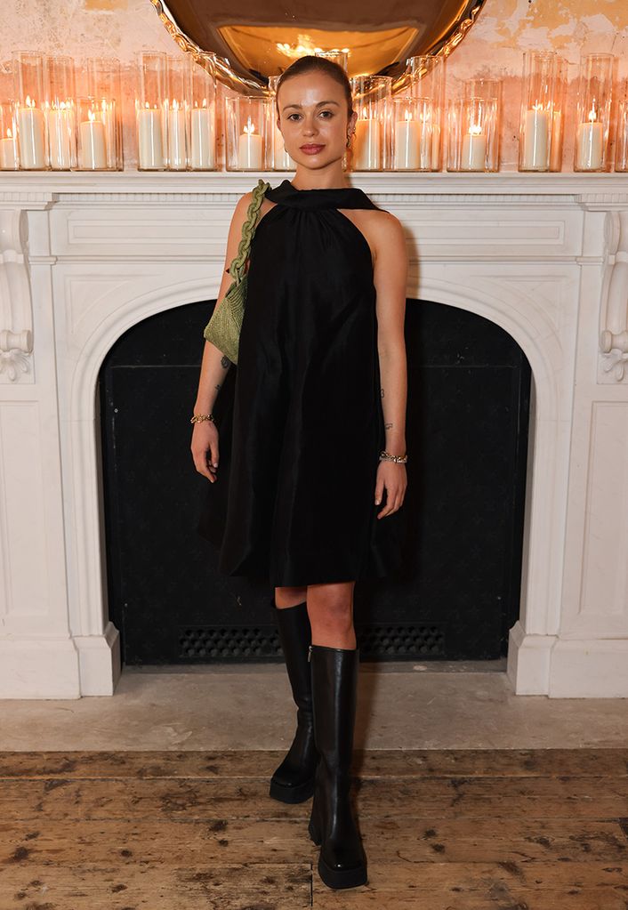 Amelia Windsor con vestido negro de Sézane y botas
