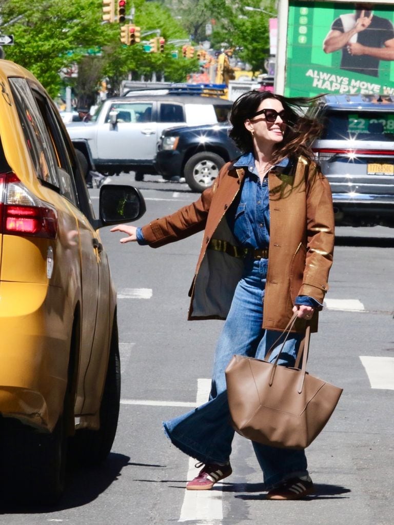 Anne Hathaway por el centro de Manhattan