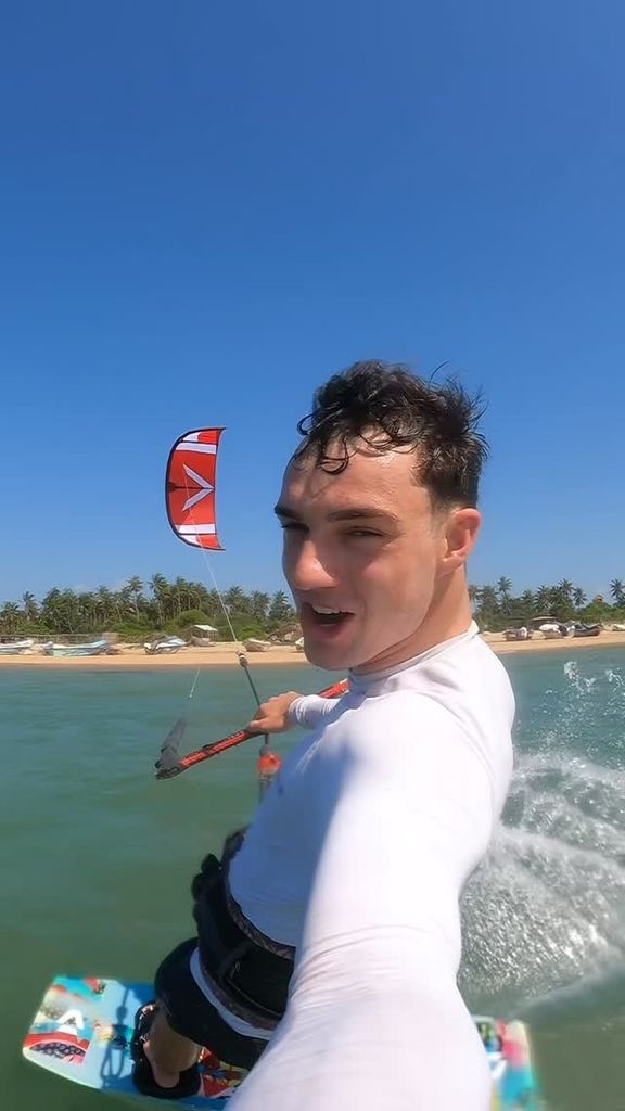 Antoine es un universitario y deportista que hace kitesurf.
