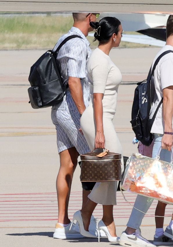 Cristiano y Georgina abandonan Cerdeña con toda su familia